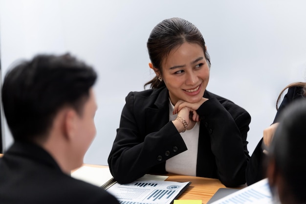 화합 사무실에서 재무 데이터 분석 회의 보고 용지의 비즈니스 팀