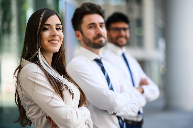 Business team glimlachend buiten in een moderne stedelijke omgeving