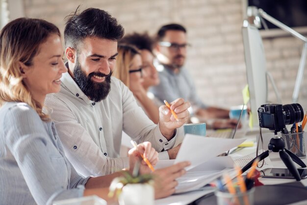 Foto squadra di affari che ha riunione nell'ufficio