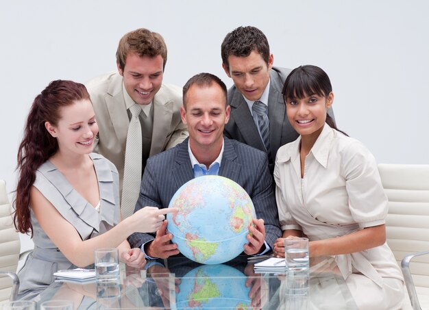 Photo business team holding a terrestrial globe. worldwide business