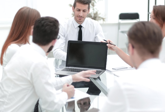 Business team houdt een vergadering in een helder kantoorhet concept van teamwork