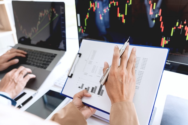 Business Team Investering Ondernemer Trading bespreekt en analyseert de aandelenmarktgrafieken