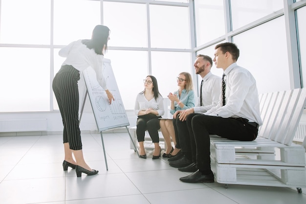 Business team juicht de zakenvrouw toe bij de presentatie van het nieuwe project