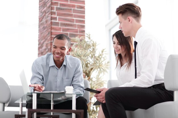 Business team kijken naar laptop screensitting achter een bureau