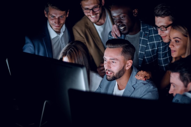 Business team kijkt goed naar de schermen van computermonitoren