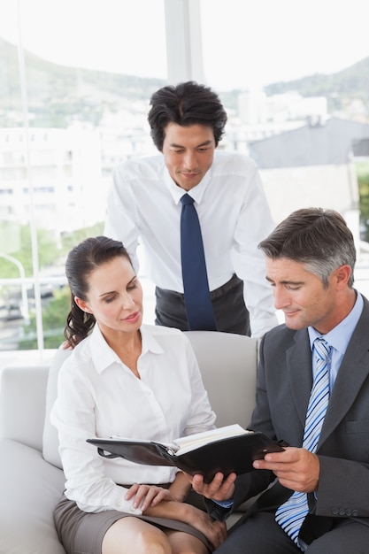 Business team guardando i programmi di lavoro