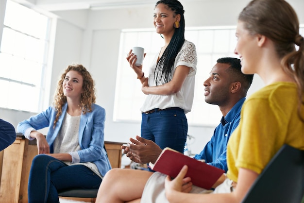 Foto business team luisteren en schrijven in aantekeningen voor lifestyle mode en stedelijke blogs en artikelen diverse collega's en journalisten voor carrière start en gelukkig bij agentschap en het publiceren van creatieve ideeën