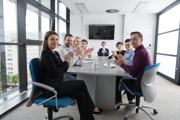 현대적인 시작 사무실에서 비즈니스 팀 회의 및 새로운 비즈니스 계획에 대한 브레인스토밍