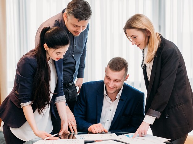 Riunione del team di lavoro nell'area di lavoro dell'ufficio