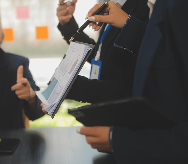 Foto riunione del team aziendale che lavora con un nuovo progetto di startup discussione e analisi dei dati i grafici e i grafici calcolatrice digitale tablet computer portatile utilizzando il concetto di finanza e contabilità aziendale