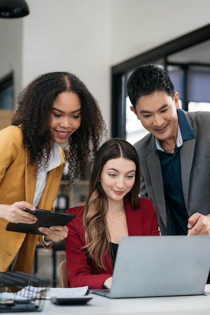 Business team nieuwe professionele investeerder begint project ontmoet met financieel manager het ontwerpen van een computer tablet digitaal op kantoor in de ochtend