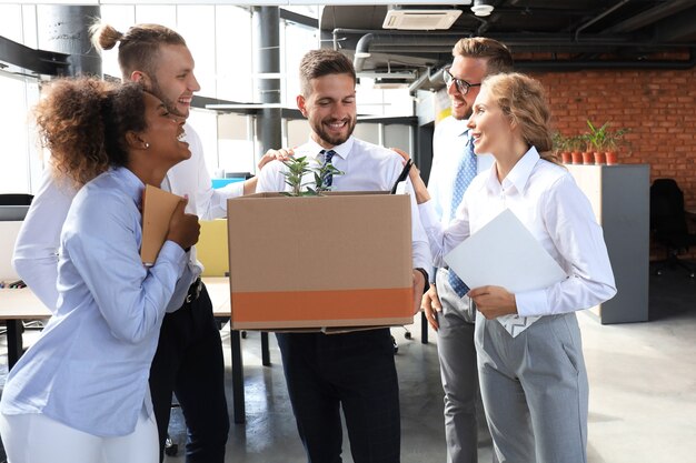 Business team ontmoet een nieuwe werknemer in een modern groot kantoor.