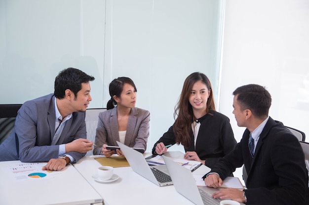 Persone del team di affari che discutono con il loro obiettivo nella sala riunioni.