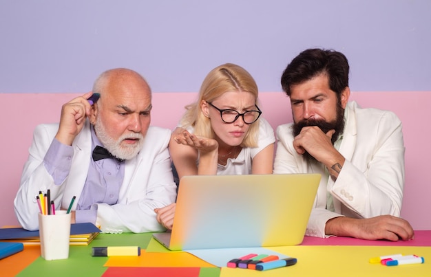 Foto squadra di affari che si siede al tavolo con i computer portatili