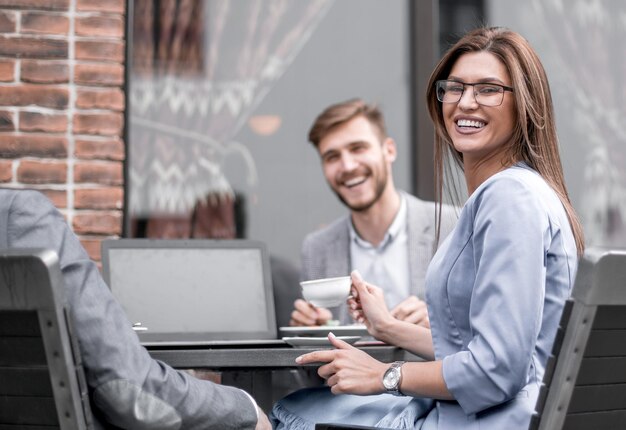 Squadra di affari che si siede nella caffetteria