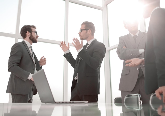 Business team staat in het kantoor van het zakencentrum