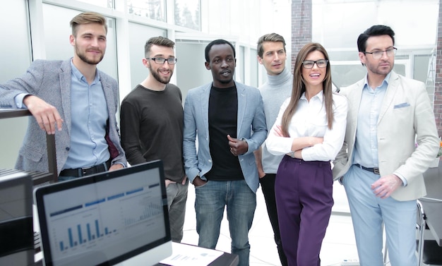 Business team in piedi in un ufficio moderno il concetto di lavoro di squadra