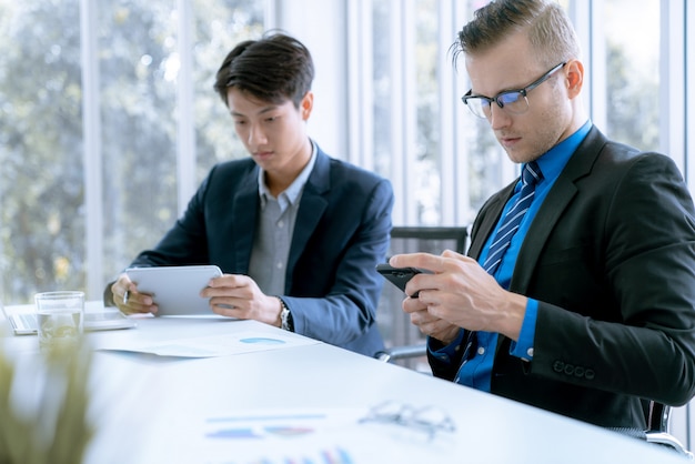 Business team tijdens vergaderconferentie zijn werkdocumenten over het marketingplan