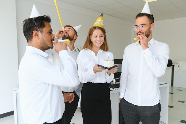 Business team viert een verjaardag van collega in het moderne kantoor