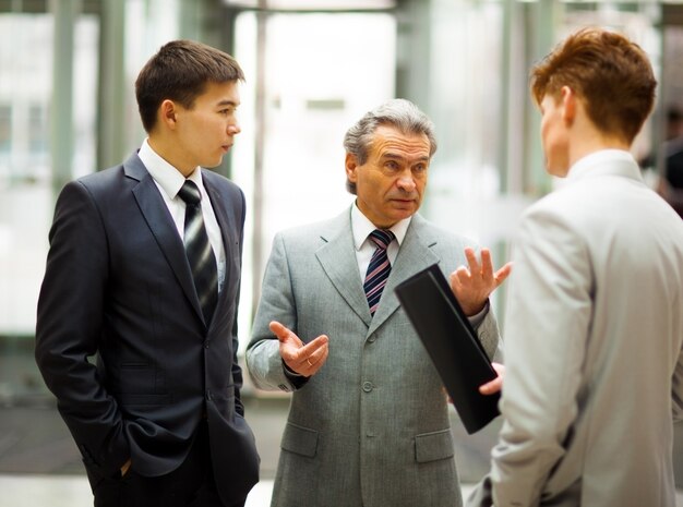 Business team werkt samen aan hun zakelijk project op kantoor