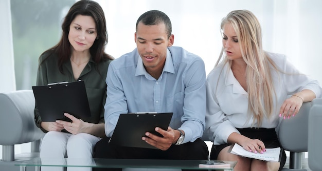 Squadra di affari con il computer portatile durante una pausa di lavoro