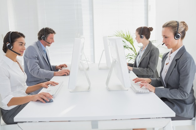 Business team che lavora su computer e indossa cuffie