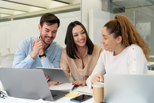 Photo business team working together in the office with laptop