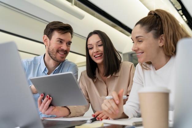 Photo business team working together in the office with laptop