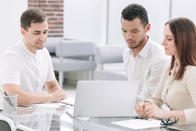 Business team zit aan de balie op kantoor