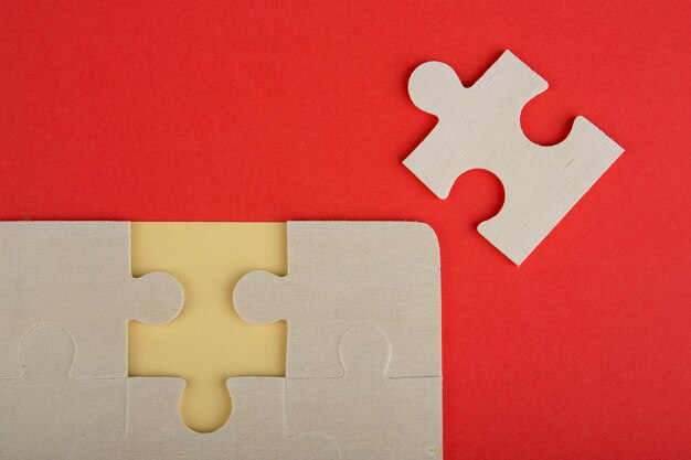 Foto business teamwork concept jigsaw puzzle pieces su sfondo rosso