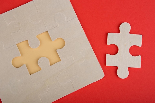 Business teamwork concept jigsaw puzzle pieces su sfondo rosso