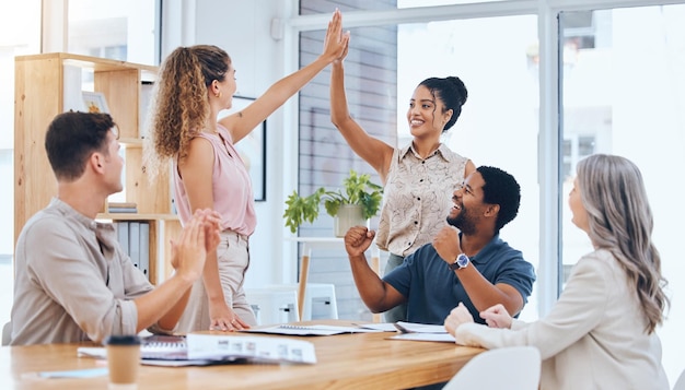 Il lavoro di squadra aziendale dà il cinque celebra il raggiungimento del successo dell'affare e la motivazione del vincitore lavorando nell'agenzia di avvio felice compagnia di persone la collaborazione dei dipendenti e il lavoratore a sostegno dell'obiettivo eccitato