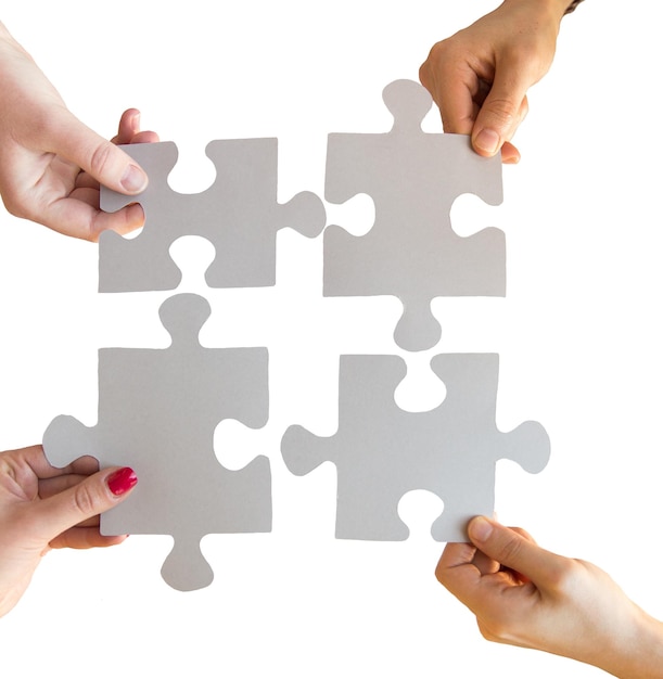 business, teamwork, samenwerking, compatibiliteit en verbindingsconcept - close-up van handen die puzzelstukjes verbinden