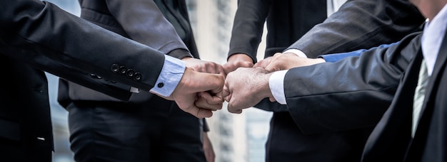 Foto fiducia del lavoro di squadra di affari nel pugno di mani del socio del partner insieme.