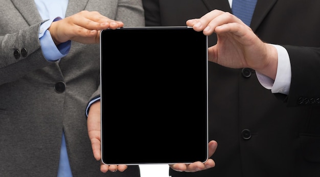 Concetto di affari, tecnologia e internet - uomo d'affari e donna d'affari con schermo vuoto tablet pc nero