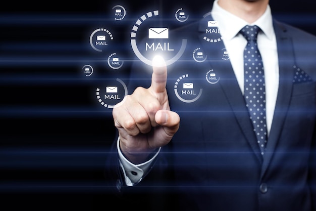 бизнес-технологии и концепция Интернета Бизнесмен нажимает на значок электронной почты