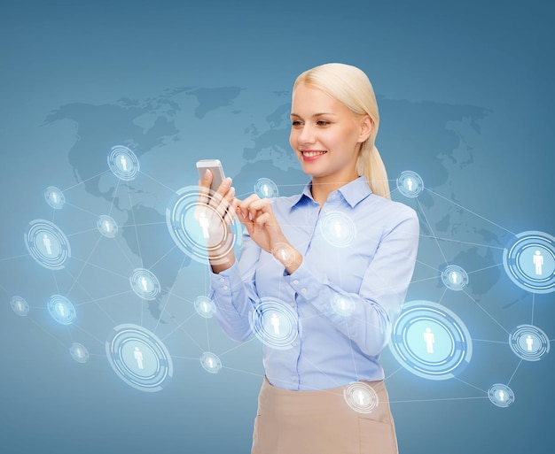 концепция бизнеса, технологий и интернета - деловая женщина со смартфоном на синем фоне