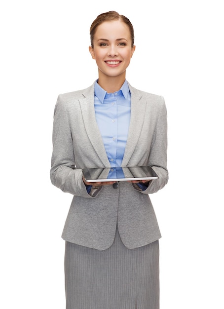 концепция бизнеса, технологий, интернета и образования - дружелюбная молодая улыбающаяся деловая женщина с пустым экраном планшетного компьютера