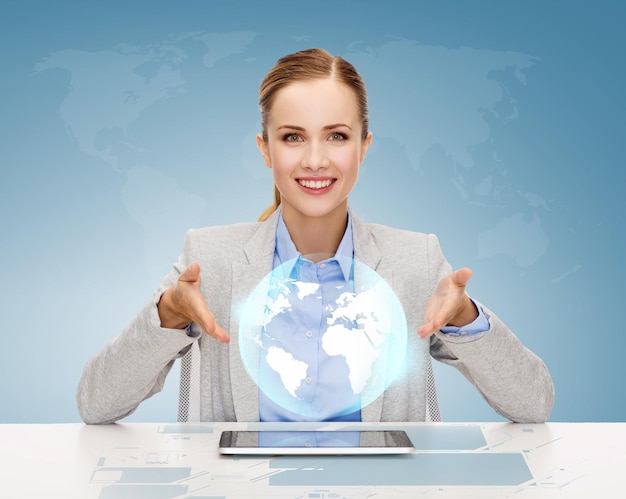 концепция бизнеса, технологий, интернета и офиса - улыбающаяся деловая женщина с планшетным компьютером и голограммой glode