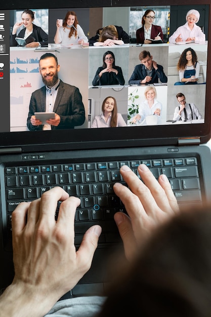 Foto computer portatile della squadra dell'uomo della videochiamata di telelavoro aziendale