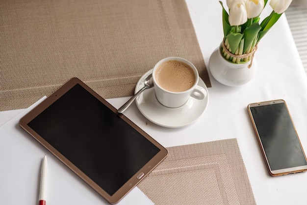 Modello di business di tablet cellulare e tazza di caffè