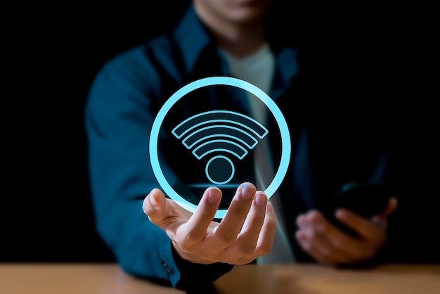 사진 wi-fi 아이콘과 함께 스마트 폰을 사용하는 비즈니스 비즈니스 커뮤니케이션 개념