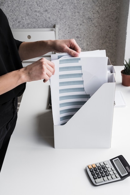 Donna di affari che organizza gli archivi dell'ufficio