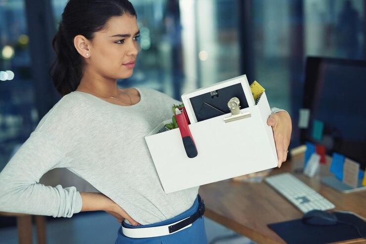 फोटो business woman box and back pain for fired unemployed and poor performance with company termination female person package and stress for resignation career or work mistake with disappointed mood