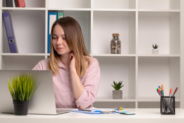 Donna d'affari donna d'affari impegnata a lavorare su un computer portatile in ufficio