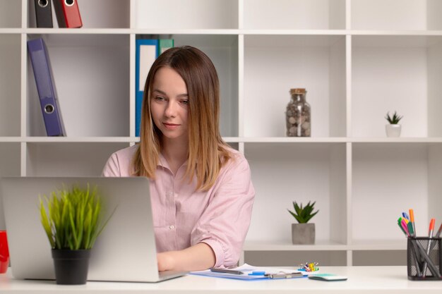 Donna d'affari donna d'affari impegnata a lavorare su un computer portatile in ufficio