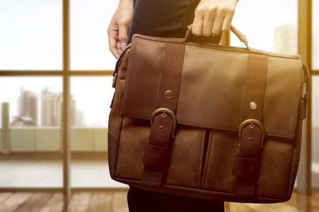 Photo business woman carrying a briefcase