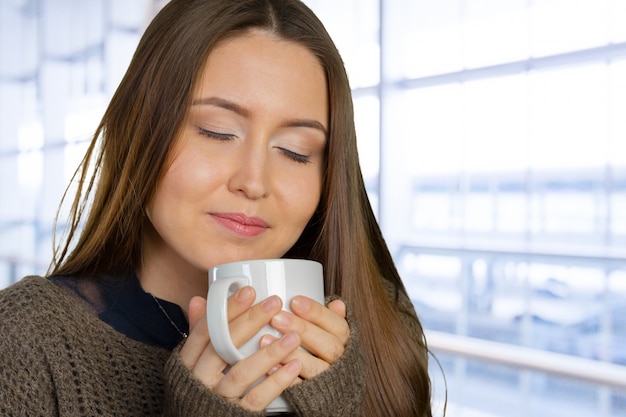 ビジネス女性のコーヒーカップ