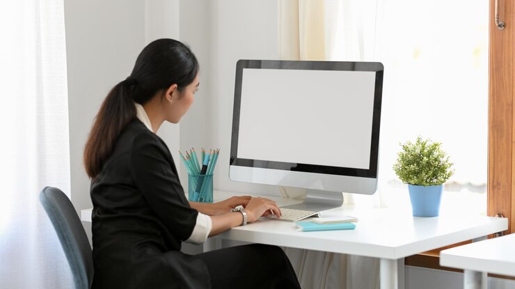 Photo 그녀의 현대적인 최소한의 사무실에서 pc 데스크탑 컴퓨터에서 작업에 집중하는 비즈니스 여성.