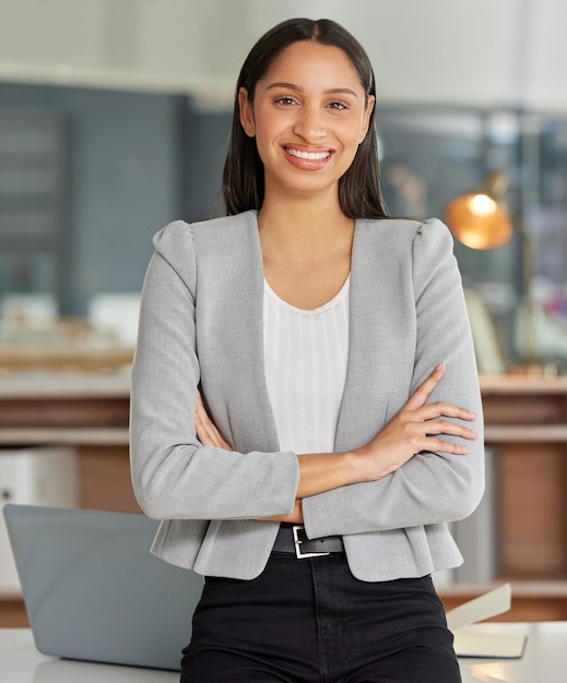 ビジネス女性 自信のある弁護士とオフィス従業員の肖像画 そしてスタートアップ会社に幸せな女性 プロフェッショナルで キャリアの機会に誇りを持ち 腕を交わし 弁護士事務所の弁護士